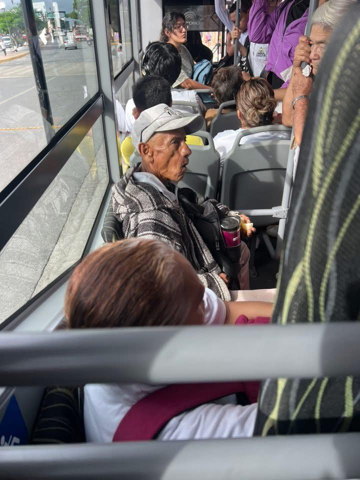 Usuarios recomiendan sombrilla, bloqueador, agua e impermeable para sobrevivir al clima mientras esperan el camión.