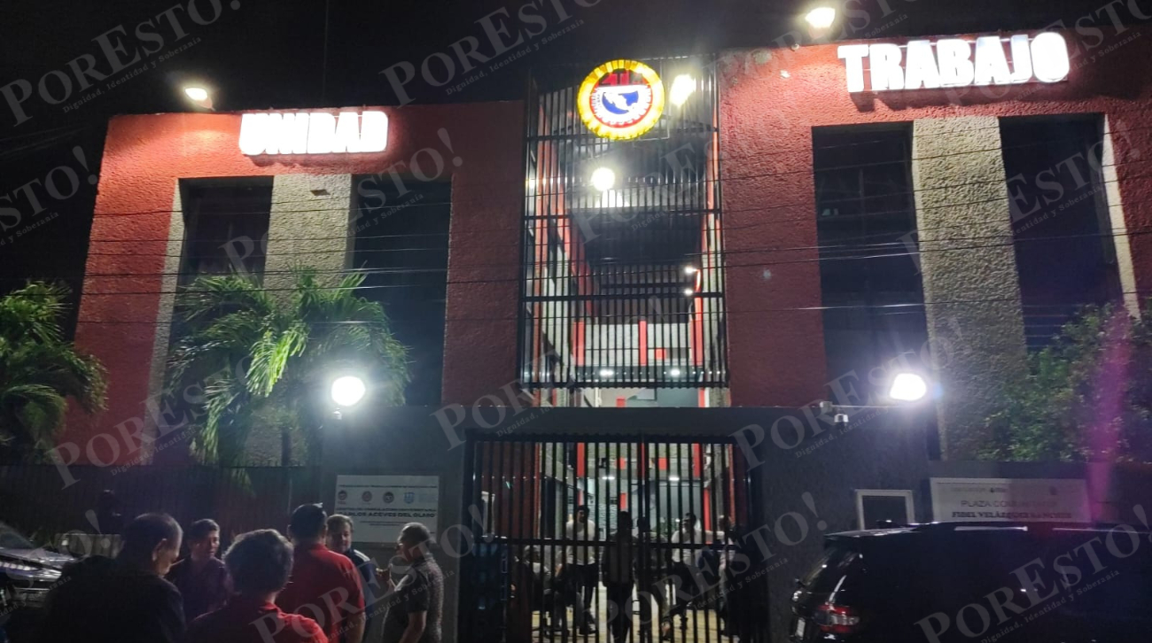 El acto concluyó entre consignas de respaldo de los agremiados, quienes advirtieron que no permitirán que se ejecute el arresto de su líder