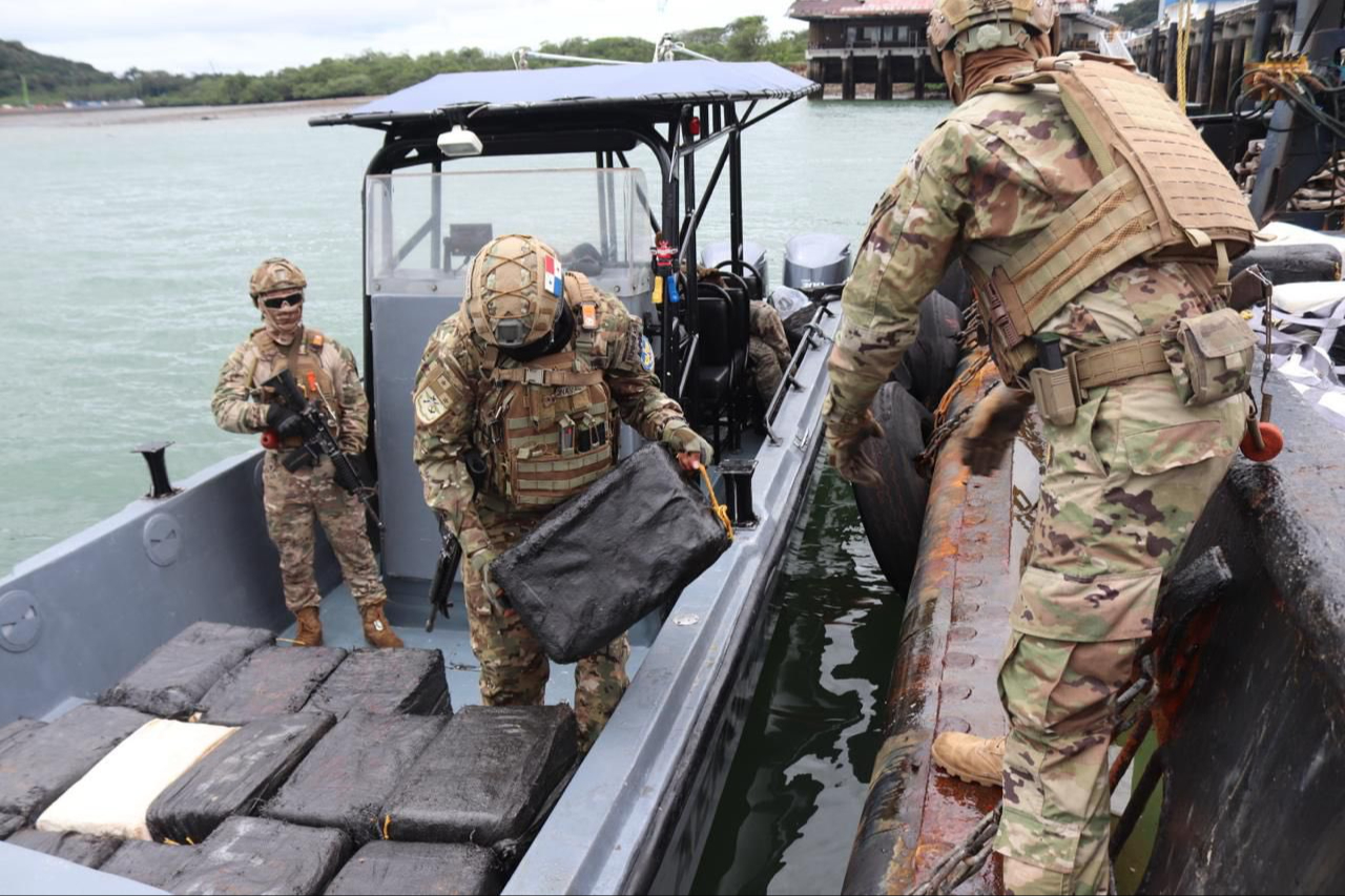 El decomiso fue realizado al suroeste de la Isla San José, en una operación marítima de precisión.