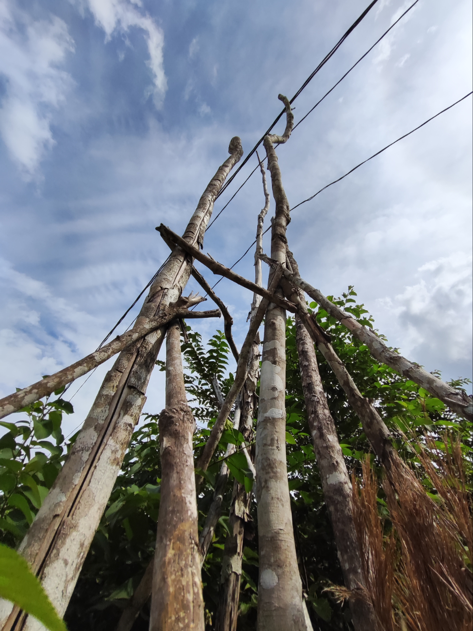En ocasiones, los menores se suben a los maderos para acomodar los conductos