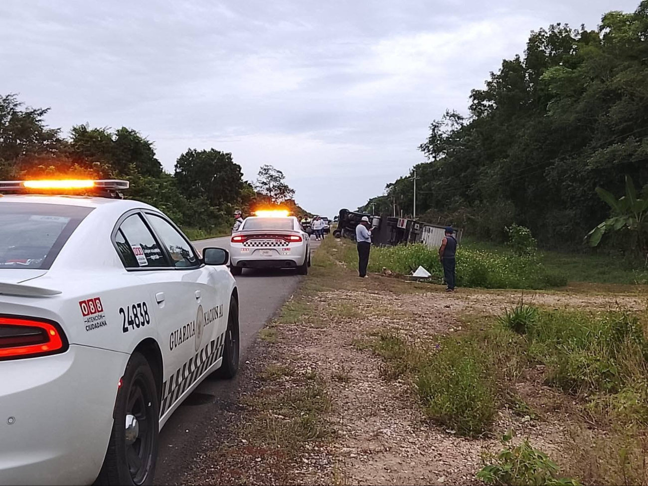Servicios de emergencia y autoridades acudieron al sitio para evaluar al tralero y controlar el tráfico