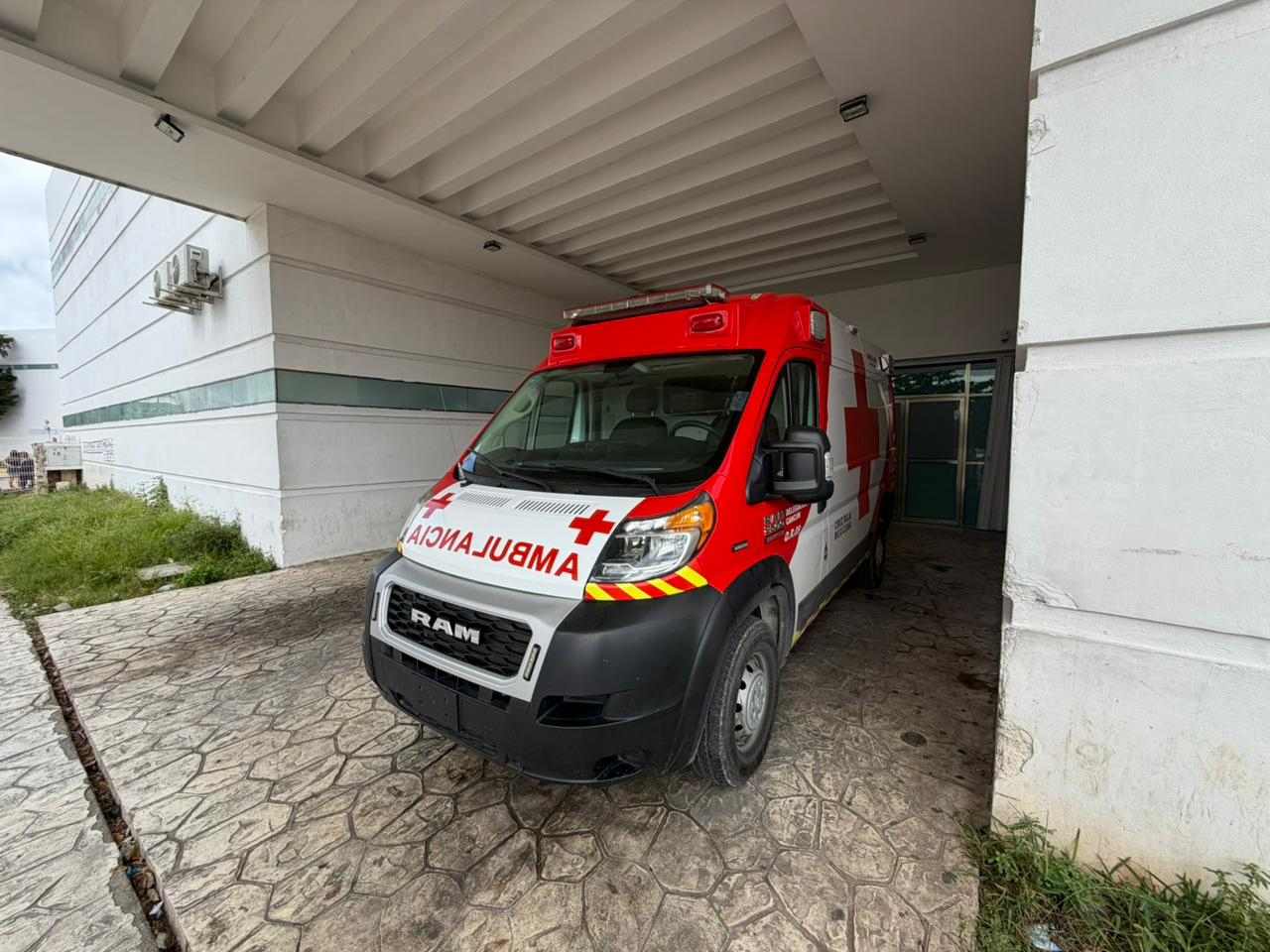 Socorristas de la Cruz Roja llegaron a la escena para darle los primeros auxilios a la víctima, luego la trasladaron de emergencia al Hospital General