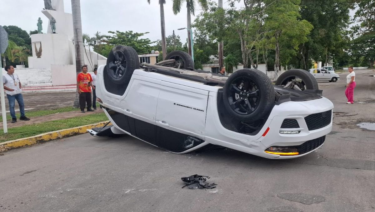 Transporte colectivo no respeta el alto y provoca que un automóvil termine boca abajo con dos personas policontundidas
