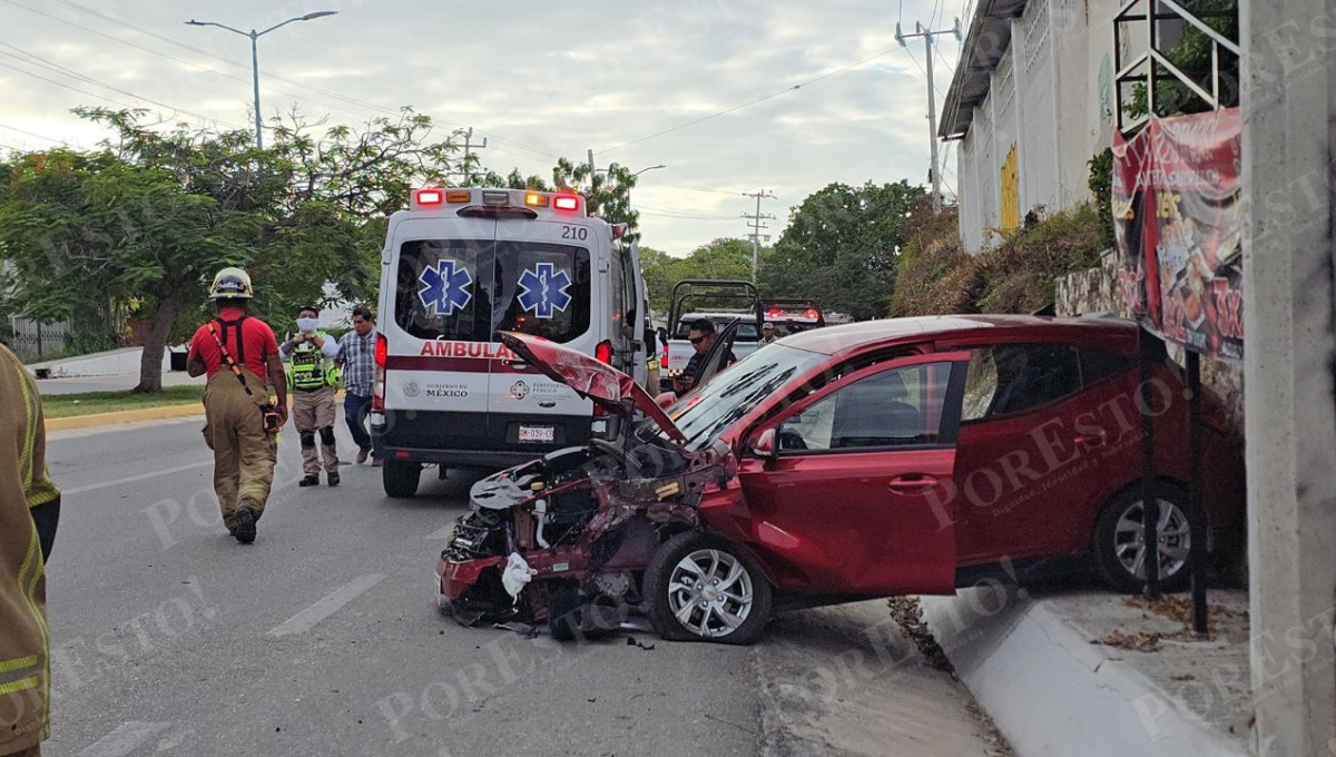 Mujer estrella su auto contra un poste de la CFE en Campeche; acompañante resulta lesionado