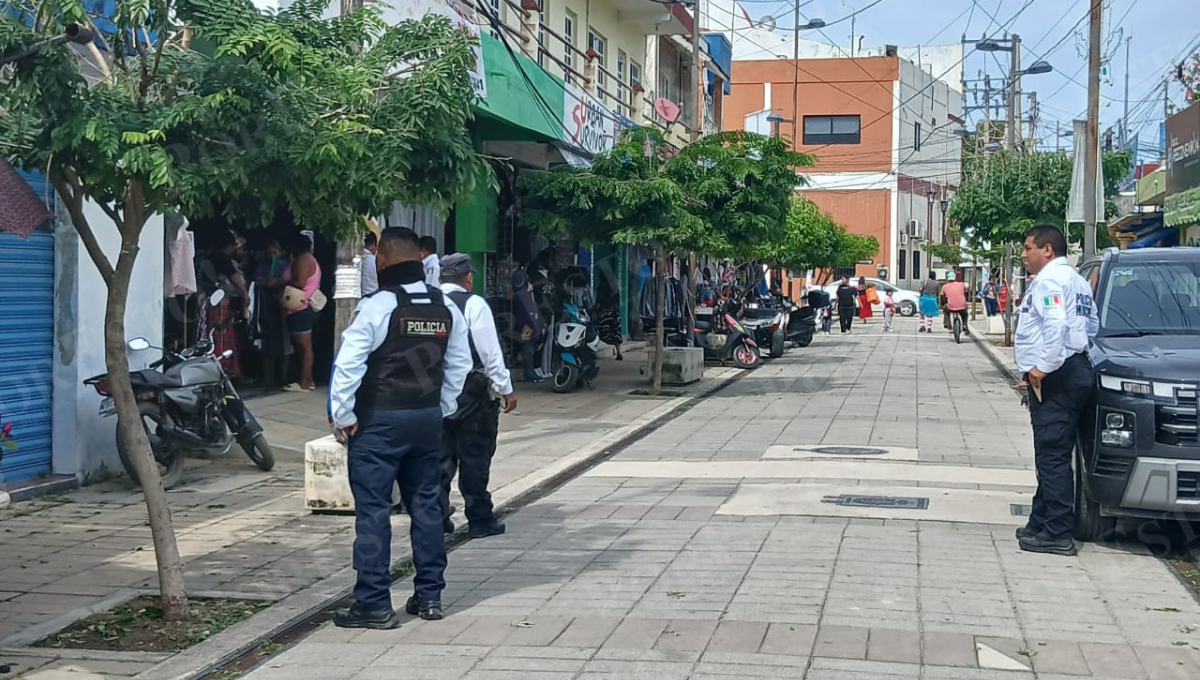 Ciudadanos pidieron apoyo policial en el andador de la calle 29 del Centro de Escárcega tras un altercado entre una mujer y un menor.