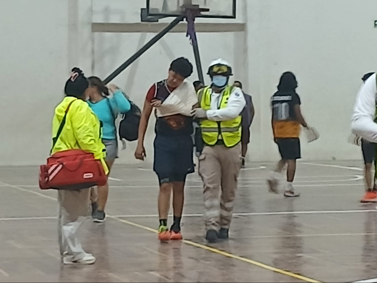 Elementos de SAMU atendieron al joven y lo trasladaron al hospital.