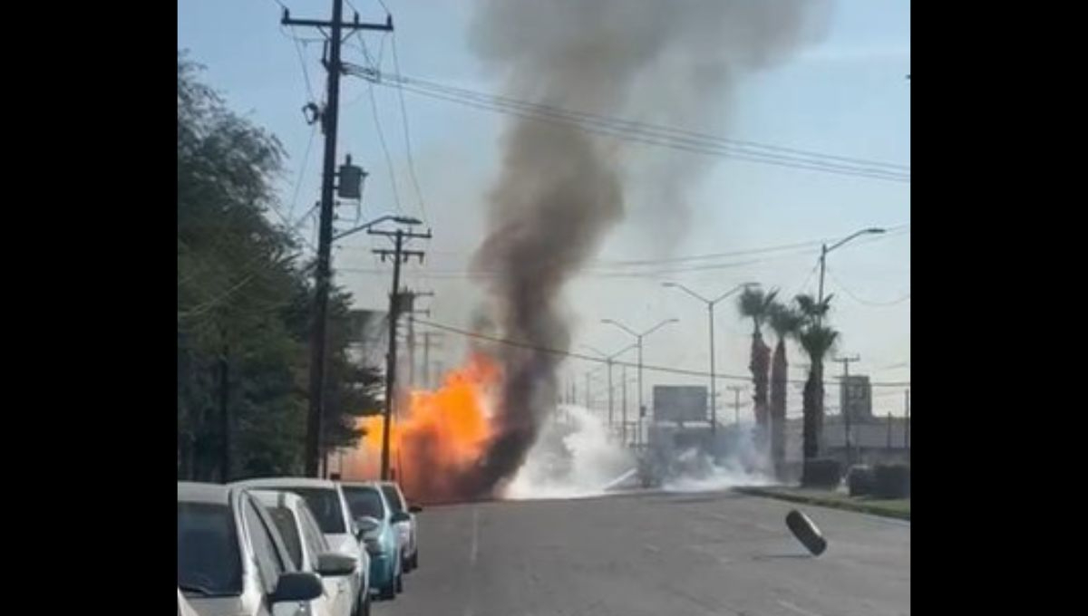 Elementos del Cuerpo de Bomberos de Mexicali acudieron de inmediato al lugar para controlar las llamas