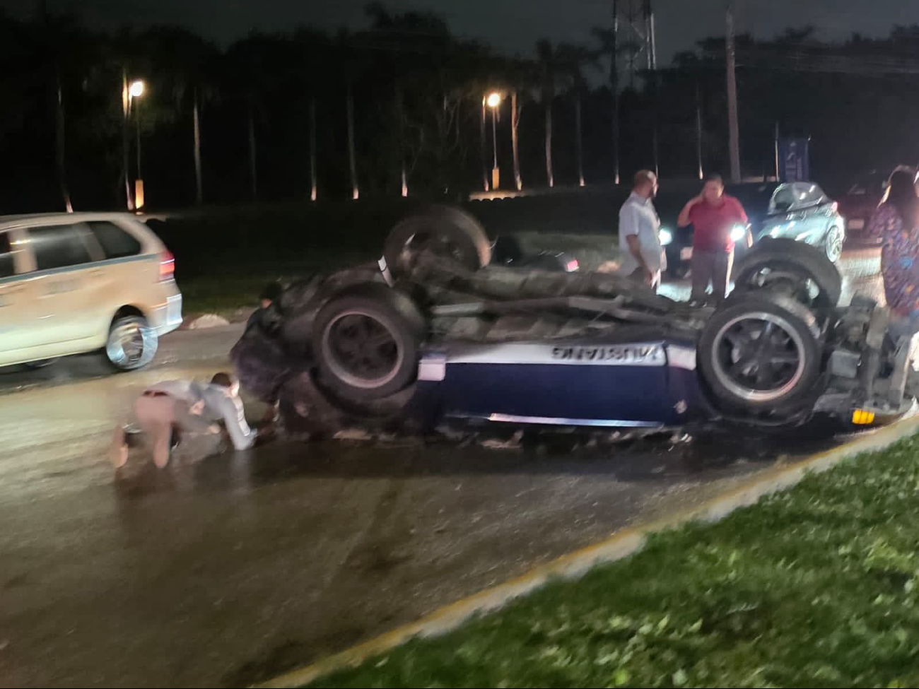 Según testigos, el auto era conducido a exceso de velocidad.