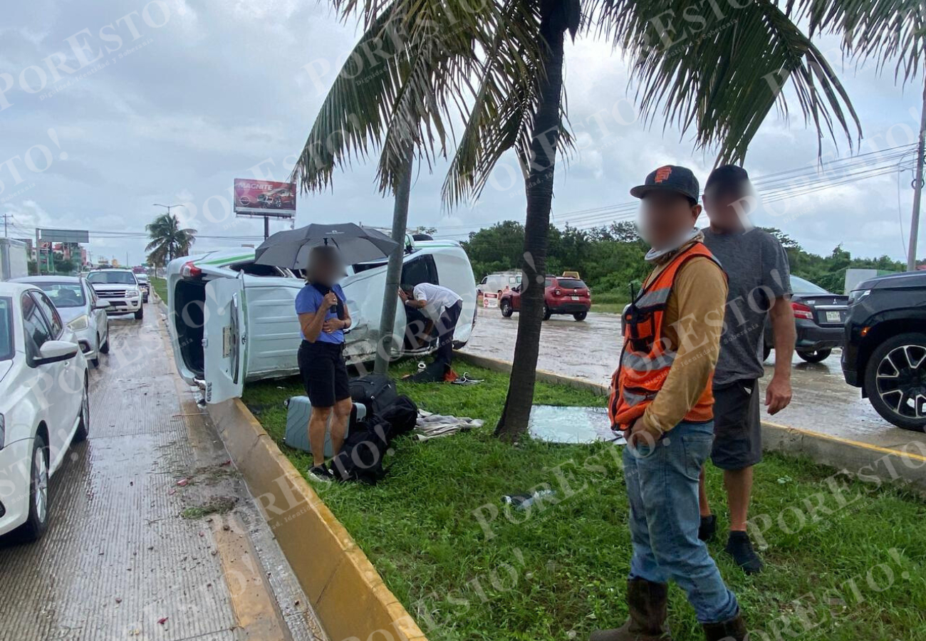 Los turistas a bordo de la unidad resultaron heridos, pero no de gravedad
