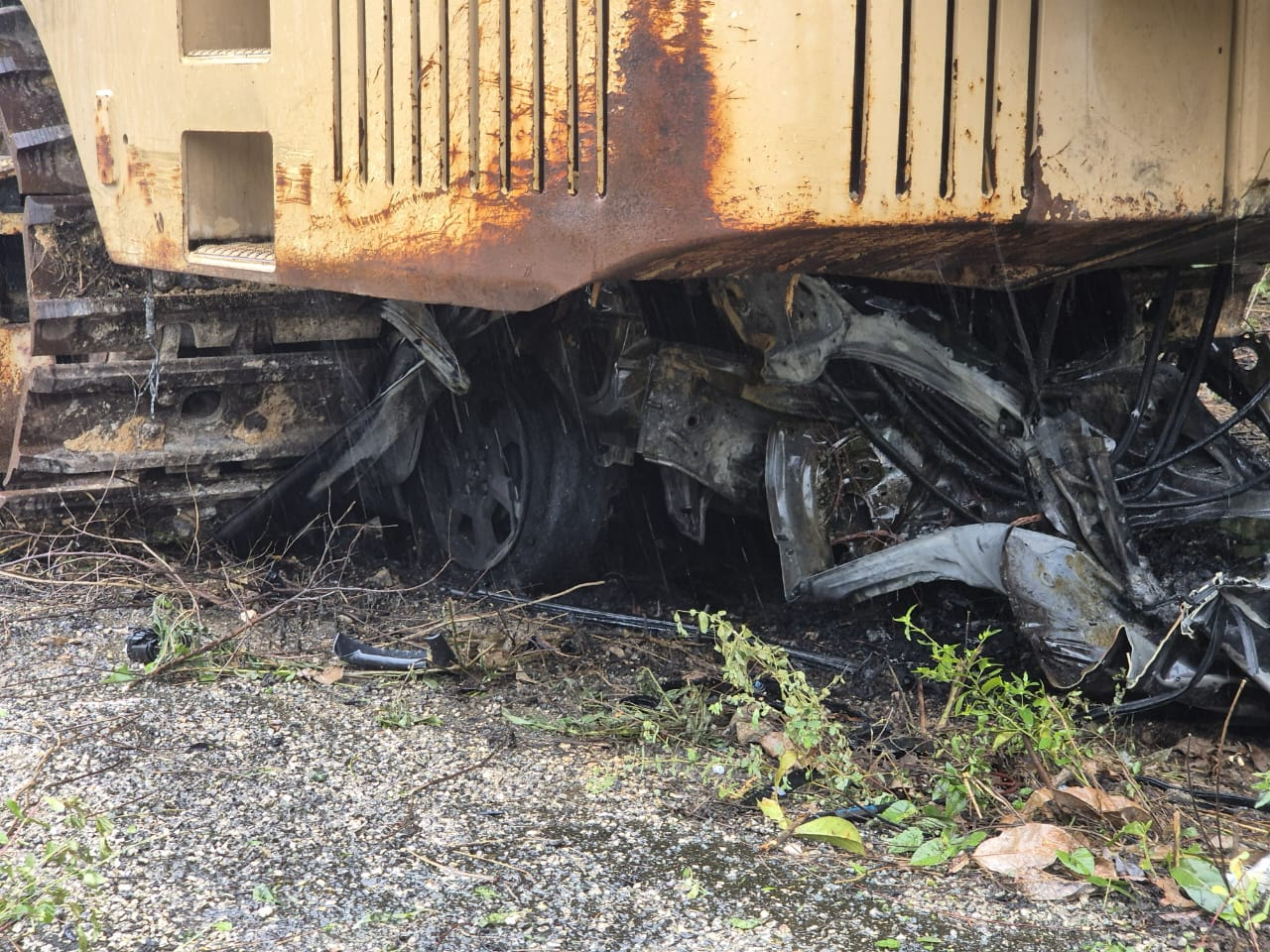 Al parecer, un vehículo se incrustó en la parte inferior de la maquinaría.