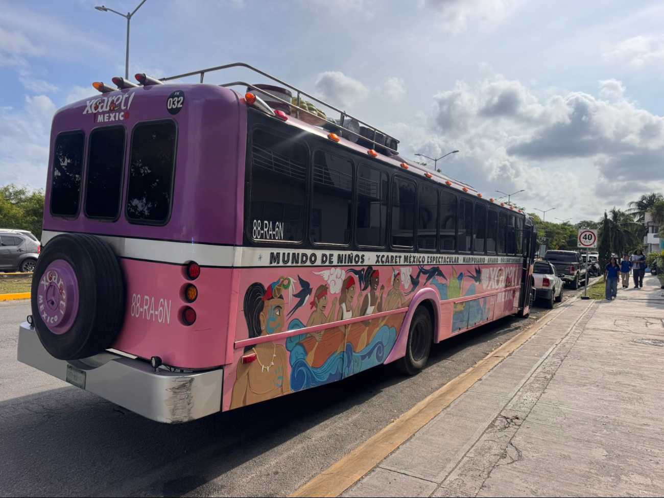 El camión de la empresa Xcaret impactó a una motociclista.