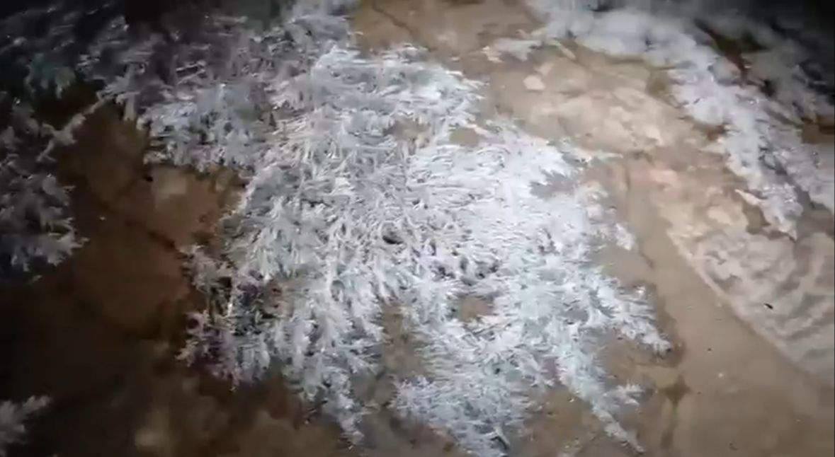 El fenómeno fue registrado en video por los propios pobladores, quienes no salían de su asombro al ver cubierto de fino hielo el piso de una casa en plena región tropical