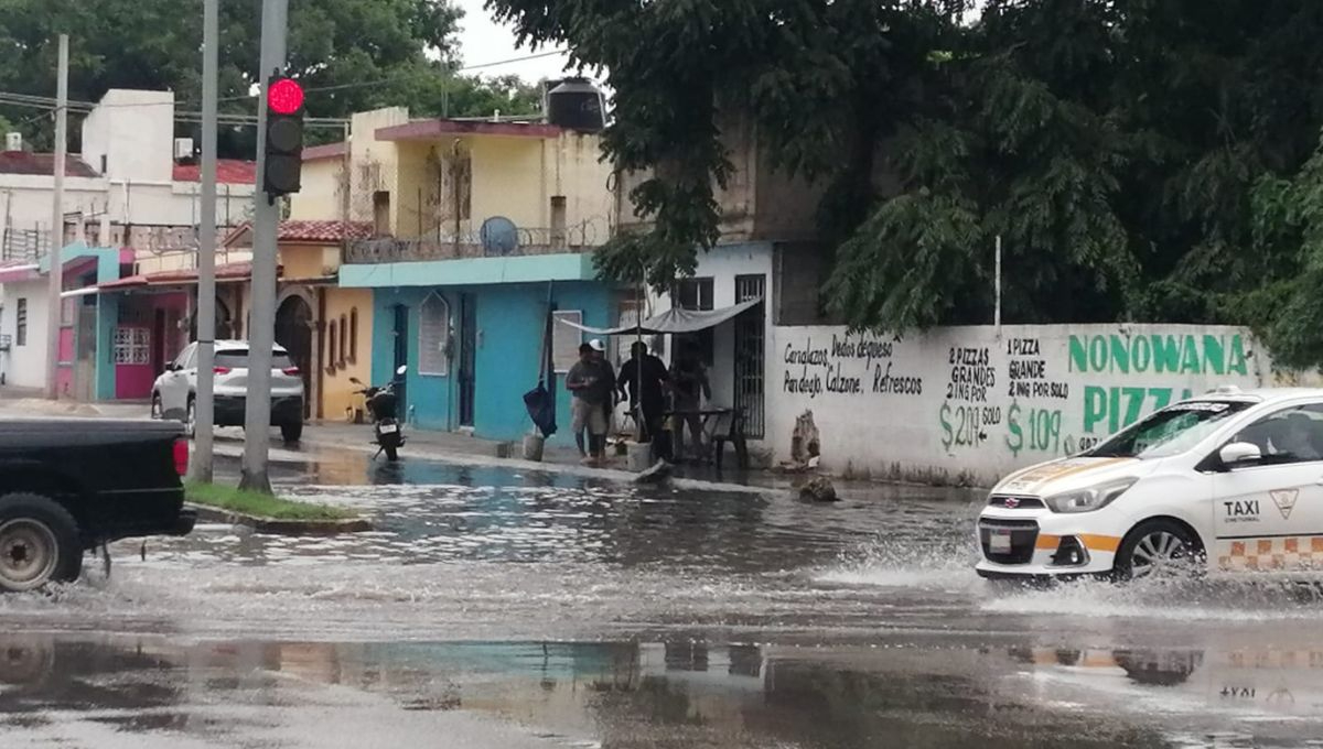 Empiezan afectaciones por el canal de baja presión en Chetumal, habitantes toman precauciones antes las torrenciales lluvias