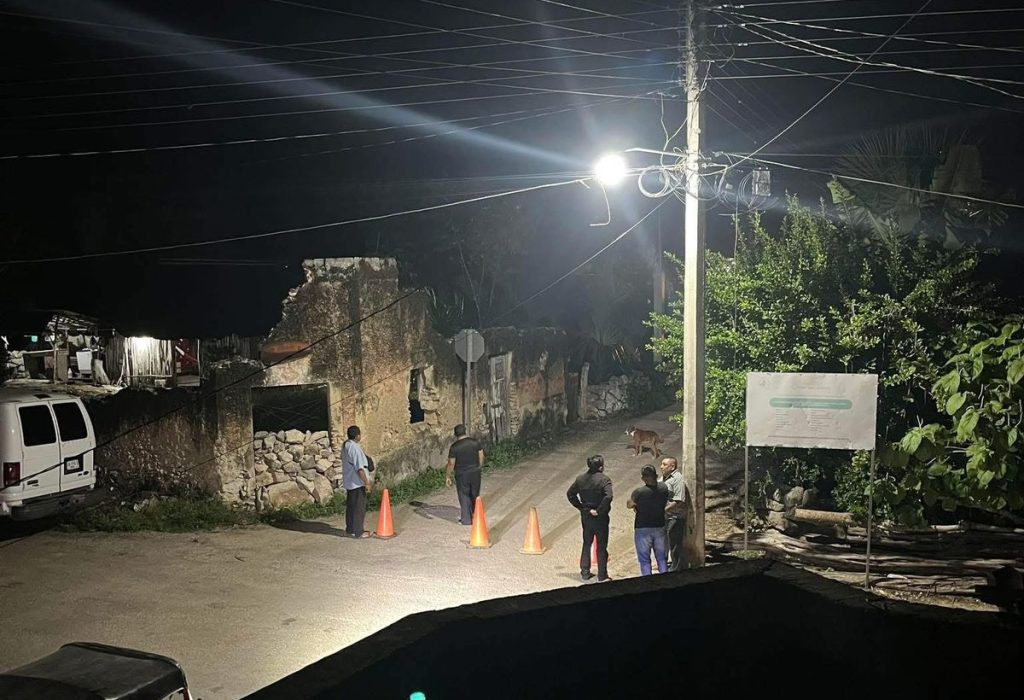 La pareja de la víctima pidió ayuda; aunque acudieron paramédicos nada pudieron hacer por la mujer.