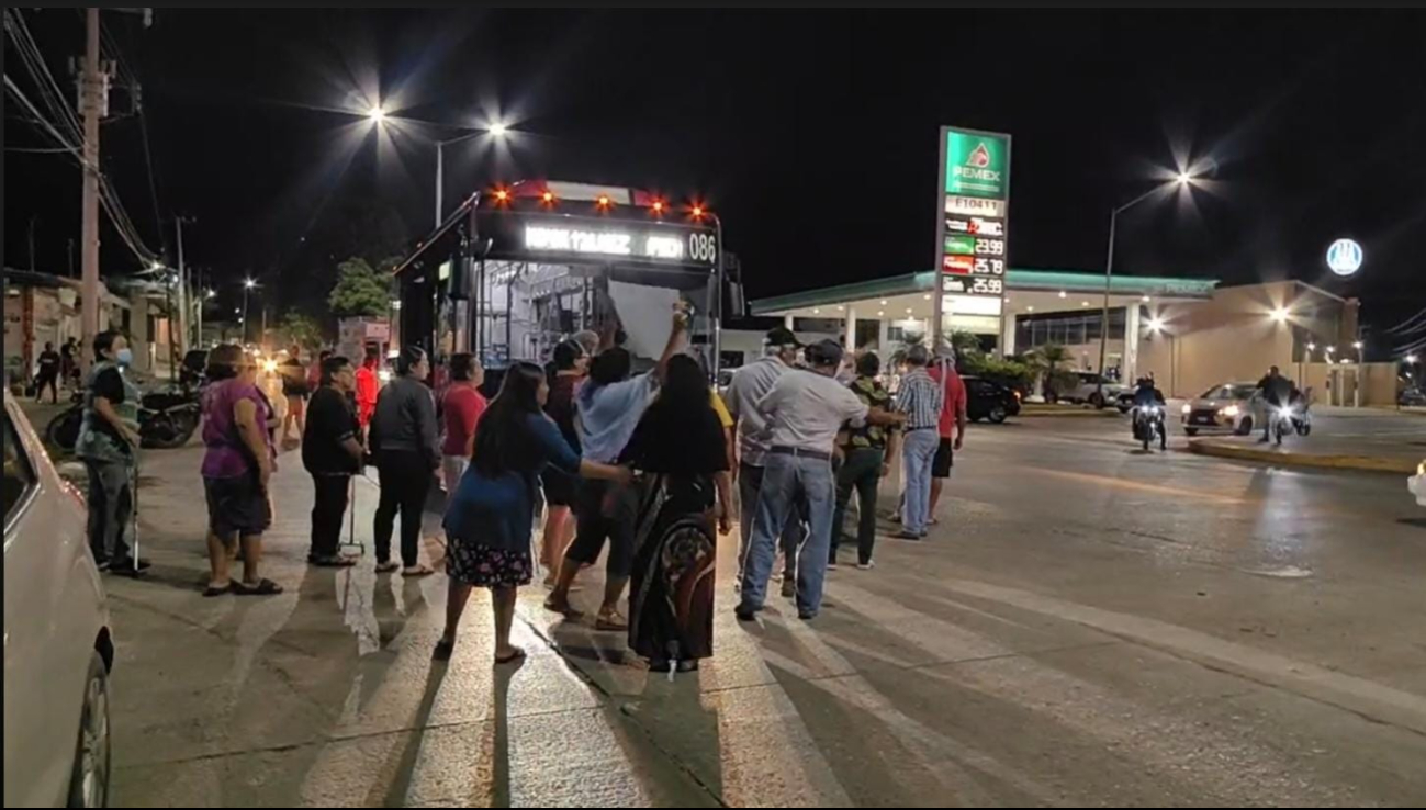 La unidad 086 fue detenida por los manifestantes de la colonia.