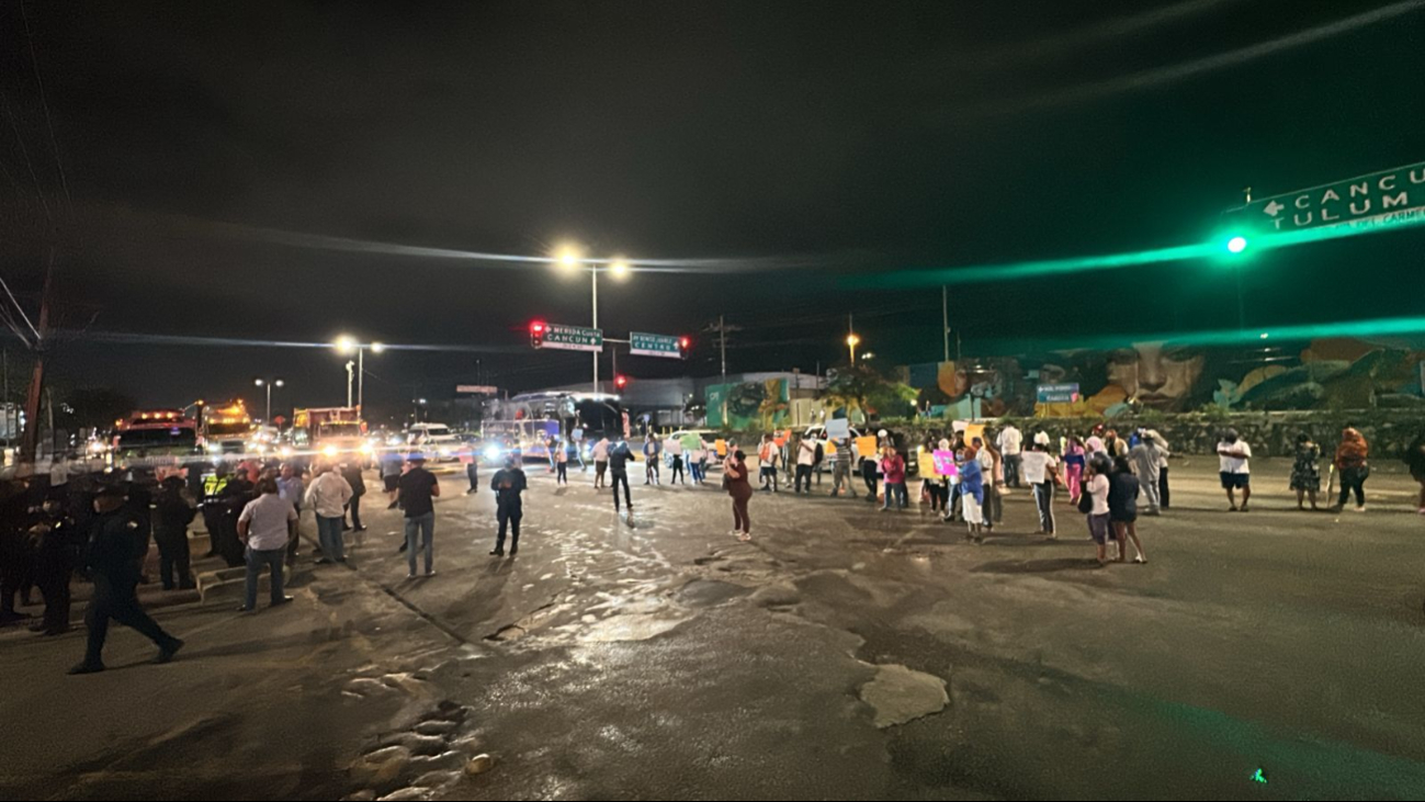 Los manifestantes bloquearon la vía principal, lo que provocó un caos en la zona.