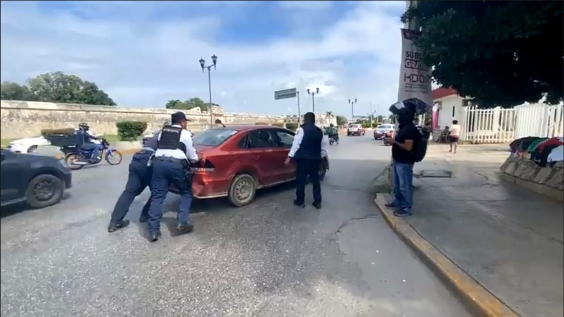 Minutos después, un Volkswagen Vento quedó varado por falla mecánica.