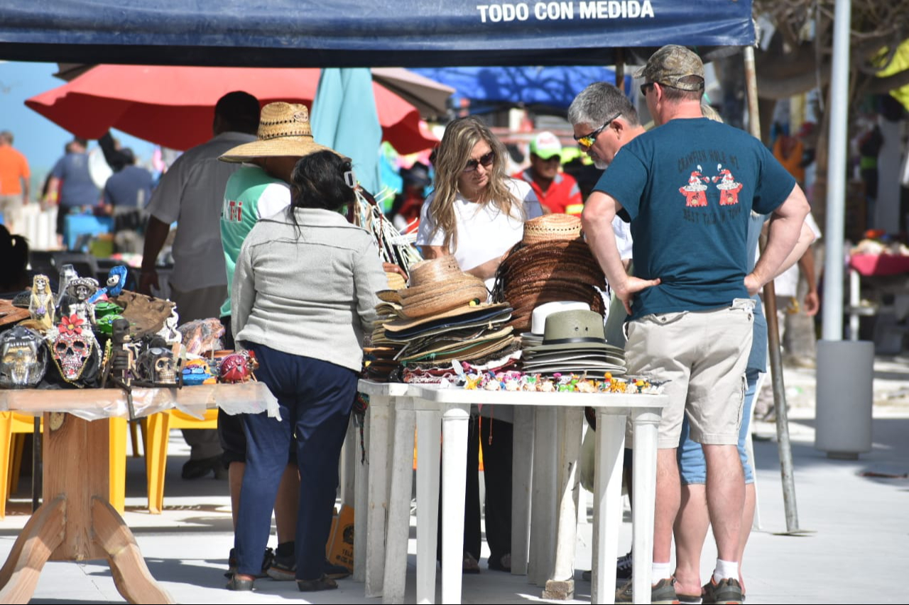 Pese al clima nublado, arriban 3 cruceros a mitad de semana