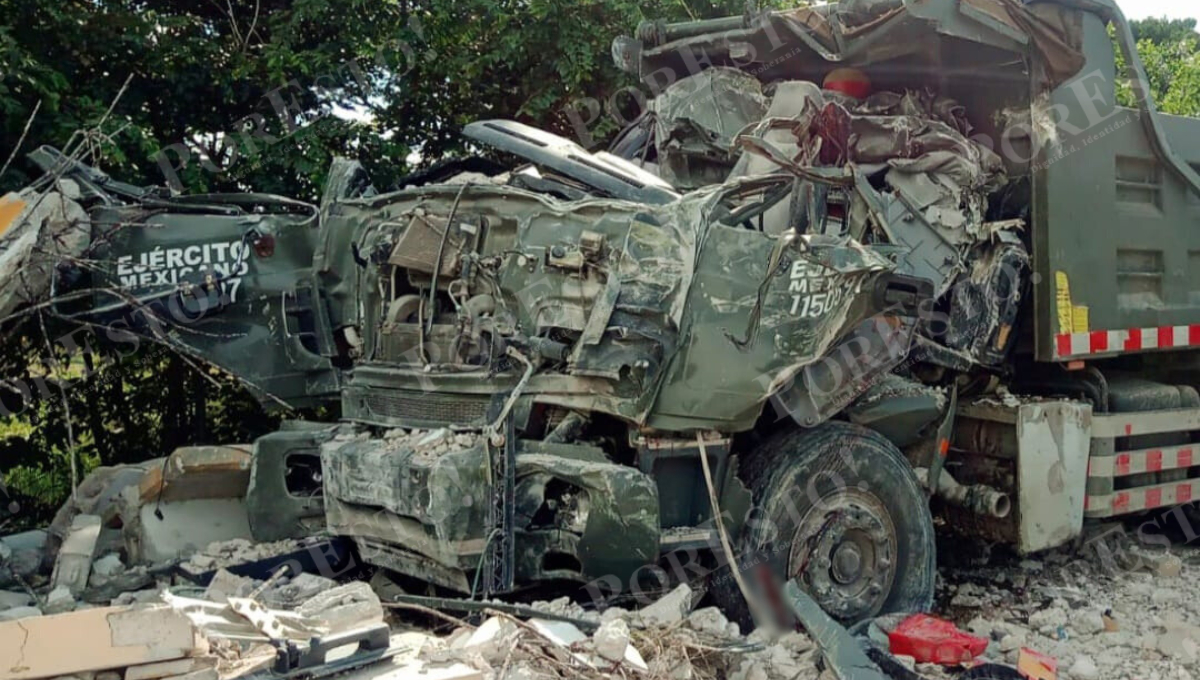 Un camión de volteo del Ejército Mexicano se impactó contra un paradero de pasajeros en la carretera Escárcega–Villahermosa.