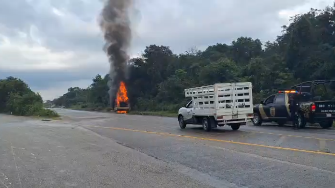 Unidad de maquinaria pesada termina calcinada tras incendiarse en la carretera federal 307