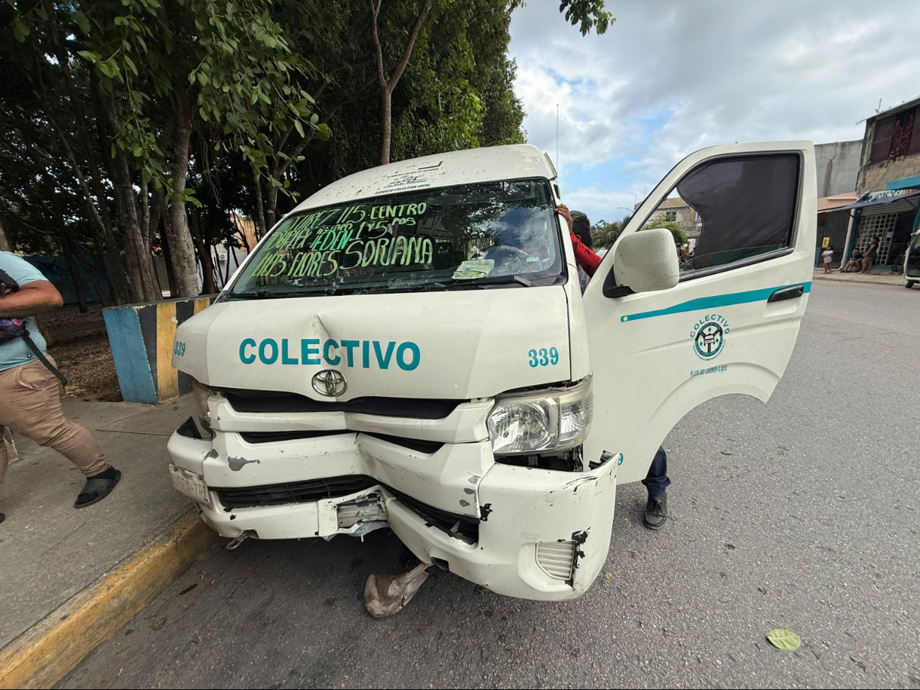 Así terminó la unidad, luego de que el chofer perdiera el control por discutir.