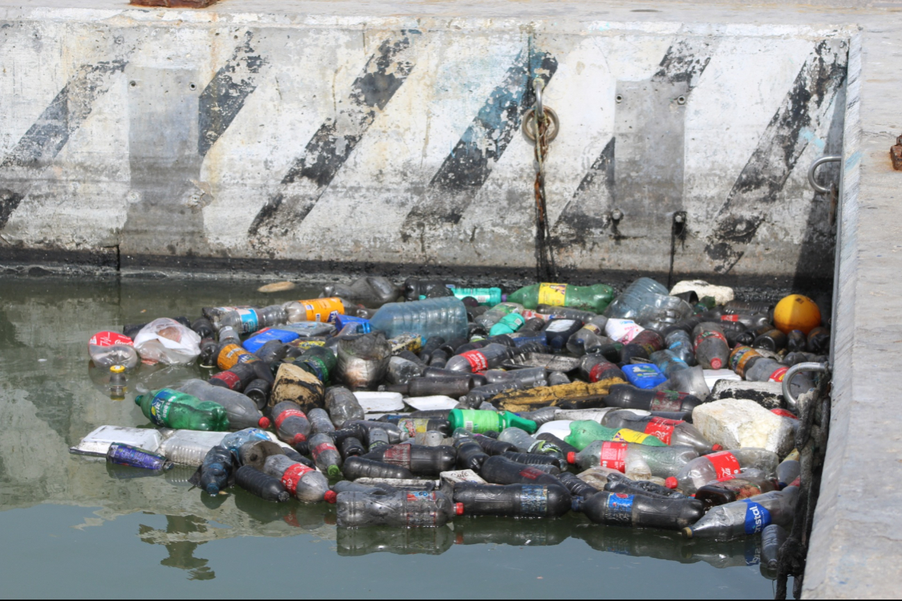 El aseo de las naves pesqueras con químicos y la acumulación de basura son un peligro para la actividad.