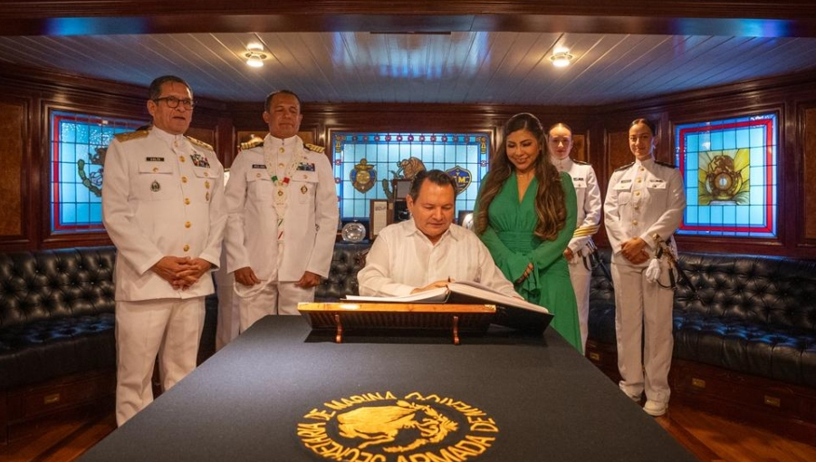 El Gobernador firmó el libro de visitas distinguido o libro de honor de la embarcación