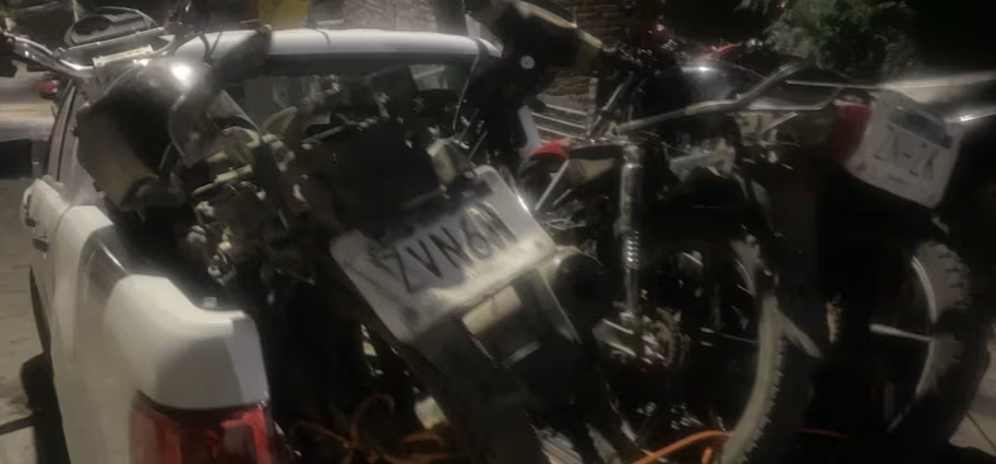 Encontraron 41 cartuchos, un vehículo y tres motocicletas