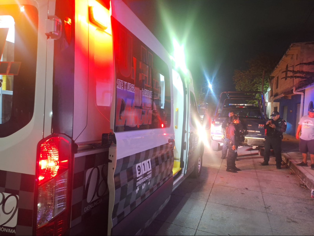 La víctima fue atendida y trasladada a un hospital para su atención.