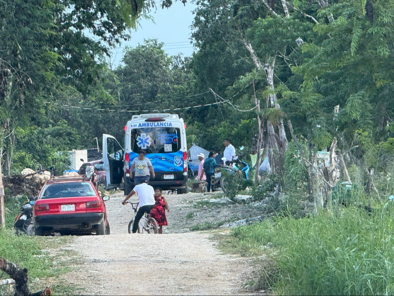 Una ambulancia acudió al lugar, pero los paramédicos solo confirmaron el deceso.
