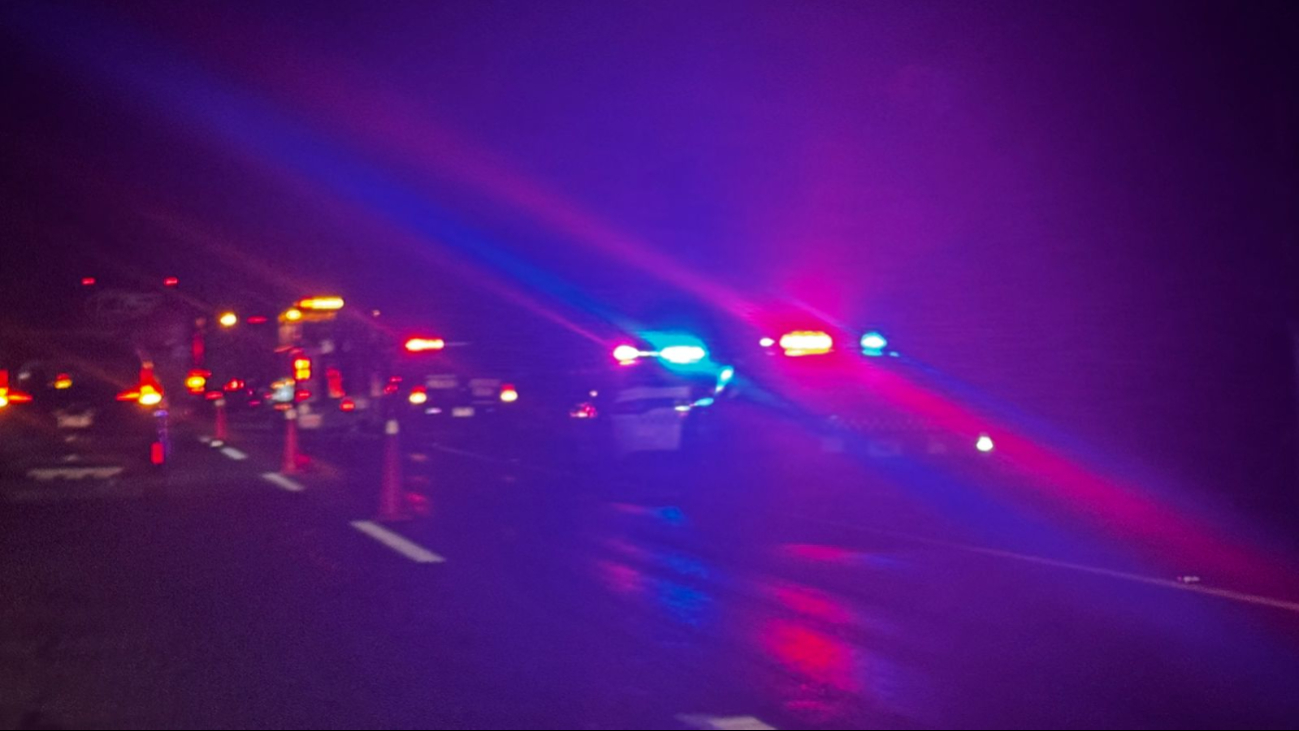 Automovilistas y autoridades rescataron al chofer, quien no presentó lesiones graves.