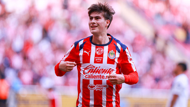 El jugador de Chivas no dejó pasar la oportunidad en plena concentración del Tri