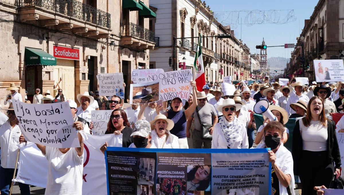 En Morelia, la manifestación partió de Plaza Morelos y culminó frente a Palacio de Gobierno