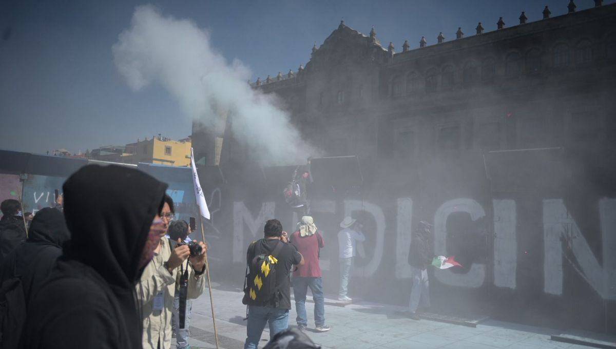 Los policías, apostados tras vallas metálicas, dispersaron gas lacrimógeno y polvo de extintores