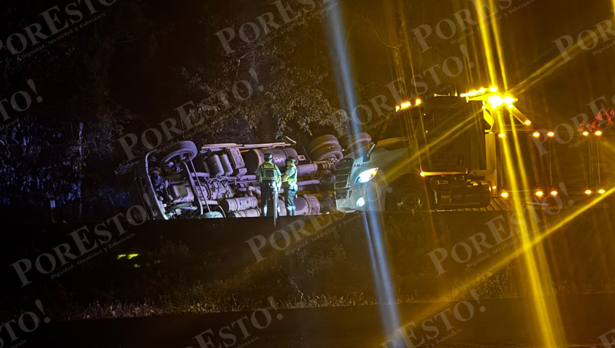 Un tráiler volcó a un kilómetro de la caseta fitosanitaria de Halachó después de que el conductor dormitara al volante.