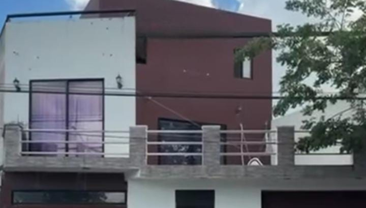 Joven sube al techo de su vivienda para limpiar la basura, al lanzarla toca cables de alta tensión