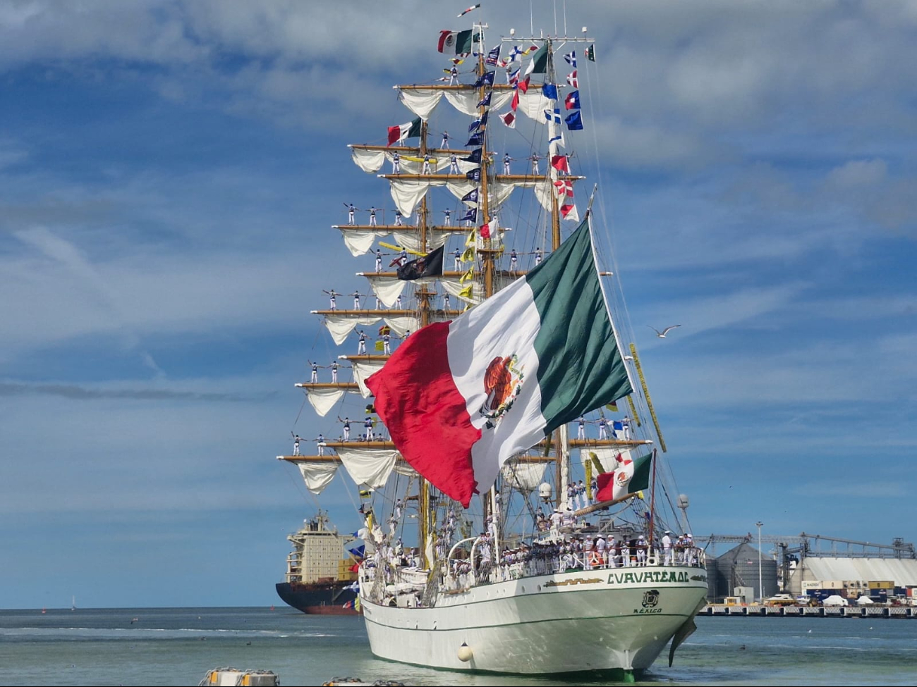 Luego de casi una semana en el puerto, el Embajador y Caballero de los Mares partió rumbo a Veracruz