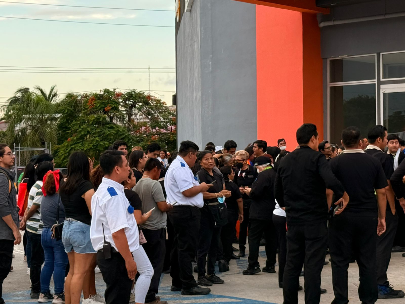Cientos de personas fueron evacuadas de la tienda.