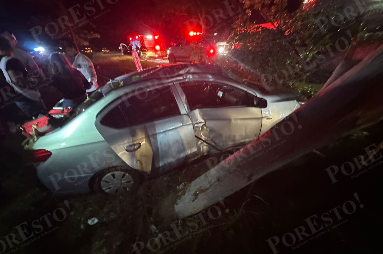 El auto impactó contra un árbol y una mujer quedó atrapada.