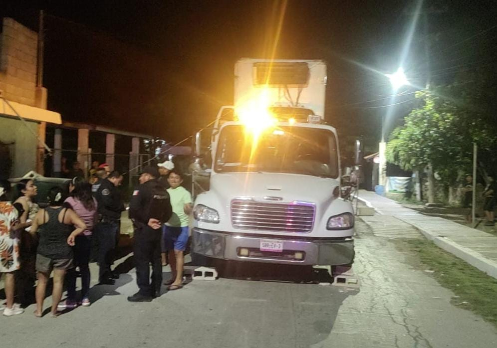 La grúa fue retenida por los pobladores para exigir el pago de los daños.