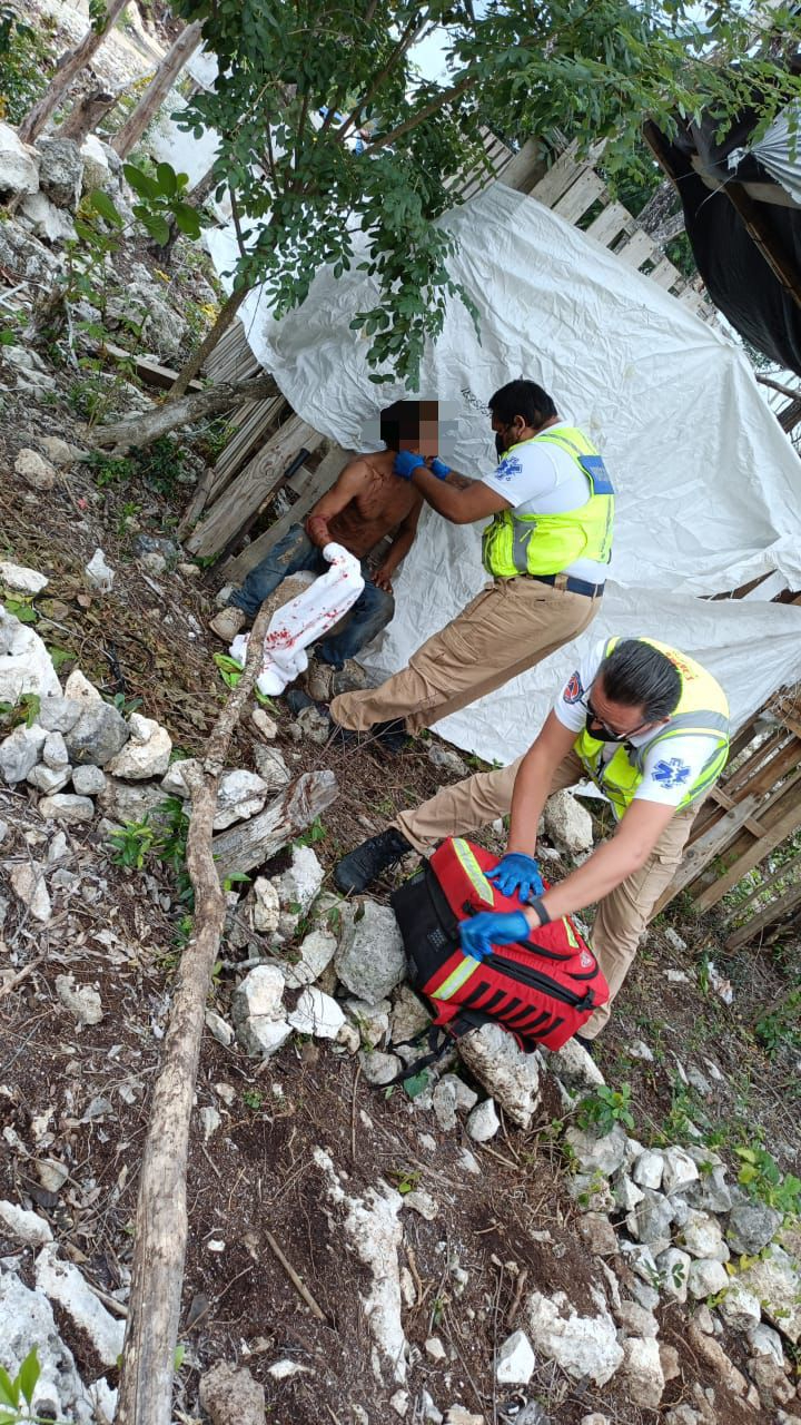 Los paramédicos auxiliaron a la víctima y lo trasladaron al hospital.