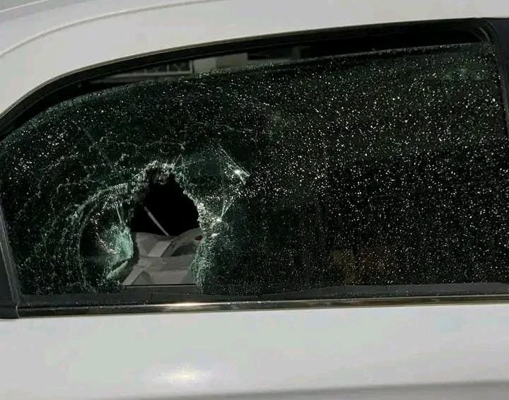 Personas no identificadas rompen los cristales del vehículo de un servidor público de Valladolid