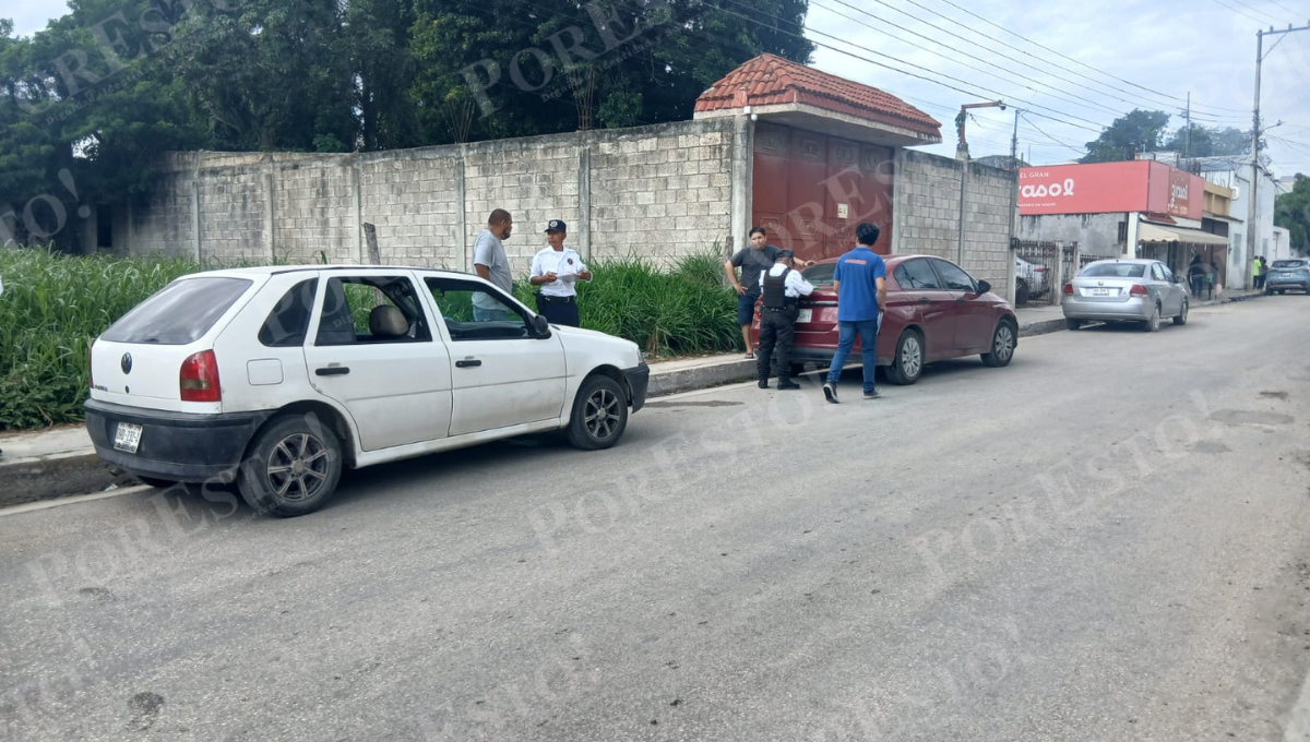 También fueron asegurados dos automóviles: uno con placas vencidas y otro sin documentos.