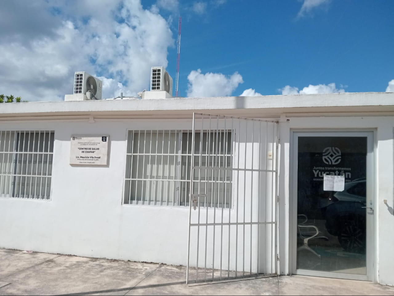 Una trabajadora explicó a algunos pobladores que si tienen alguna urgencia deben dirigirse a Ticul.