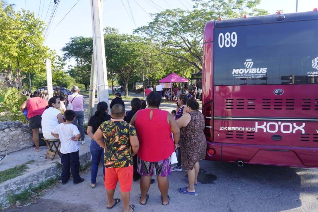A gritos, familias siguen reunidas exigiendo pronta solución