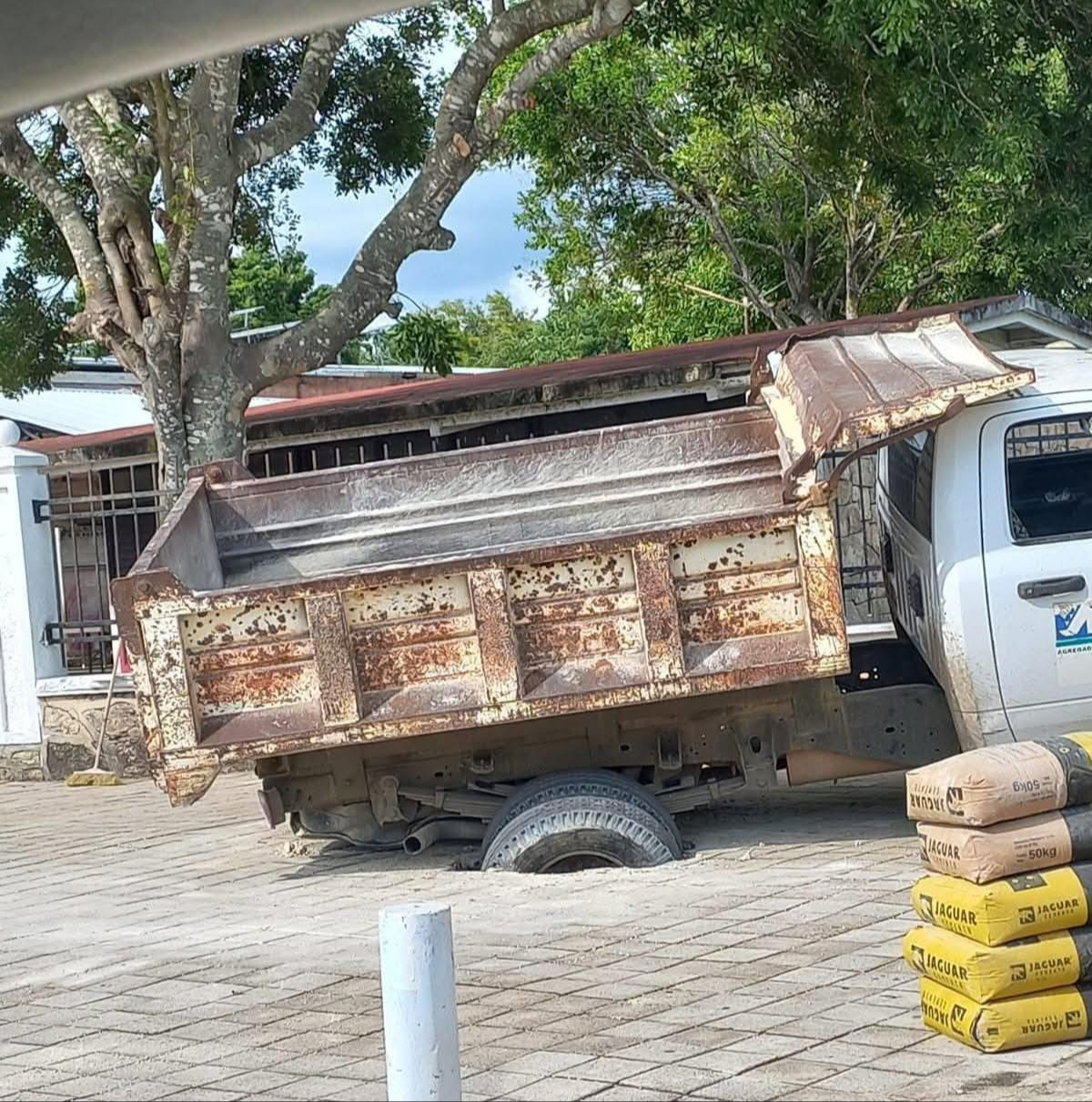 Debido a la debilitación del suelo, la unidad terminó atrapada