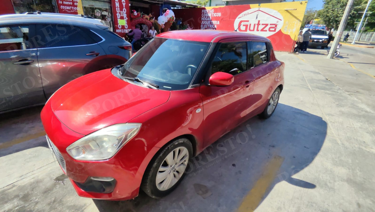 El conductor de un Suzuki rojo intentó dar una vuelta prohibida y fue impactado por la motoneta con preferencia.