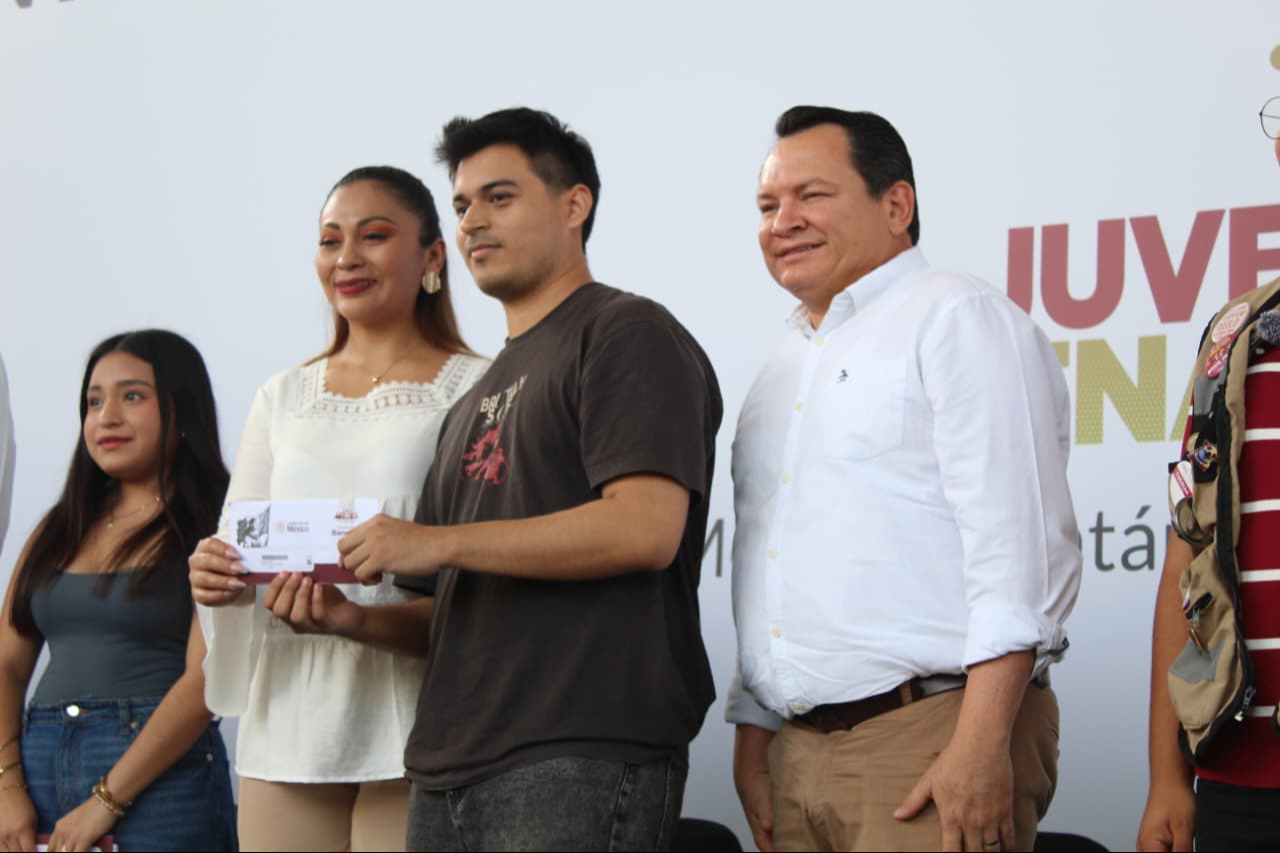 El gobernador Joaquín Díaz Mena encabezó la entrega de las tarjetas