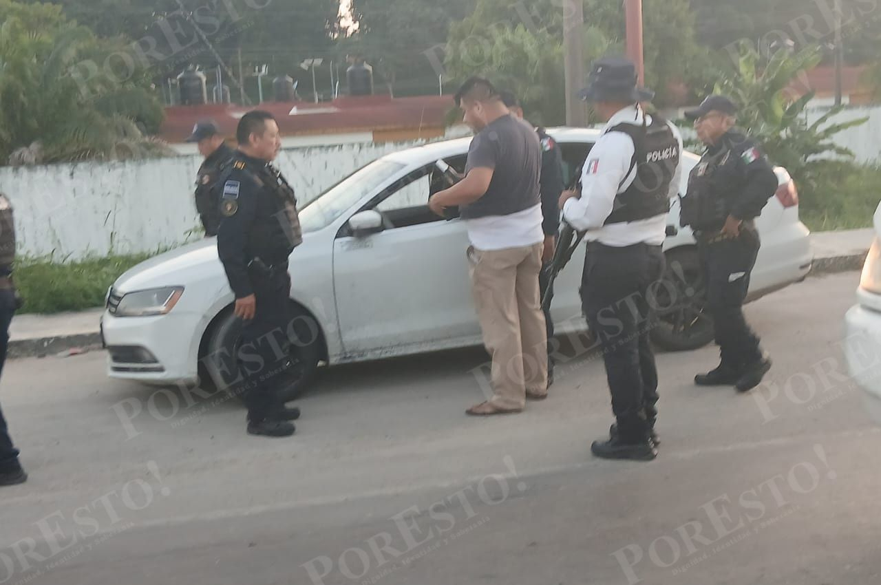 Elementos policiacos detuvieron al conductor del automóvil en un retén.