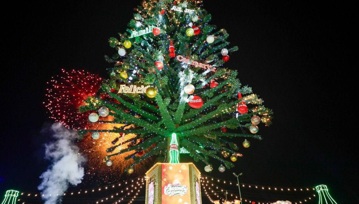 En Mérida se enciende un árbol de Navidad de 42 metros de altura
